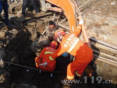  工人施工不慎被埋坑内 连云港消防紧急救助