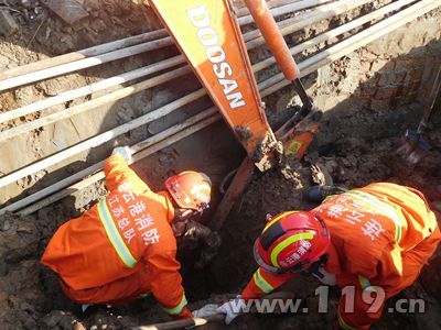  工人施工不慎被埋坑内 连云港消防紧急救助