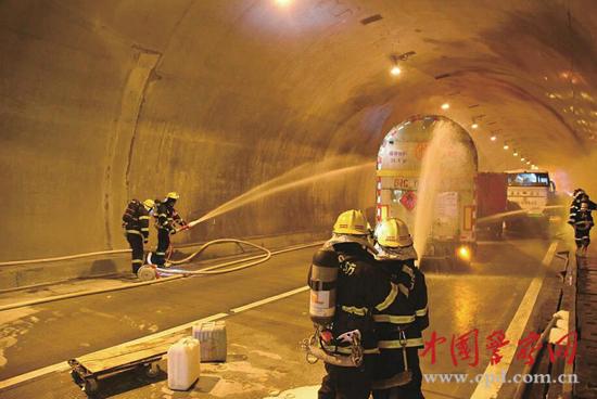 福建举行高速公路隧道事故处置演练